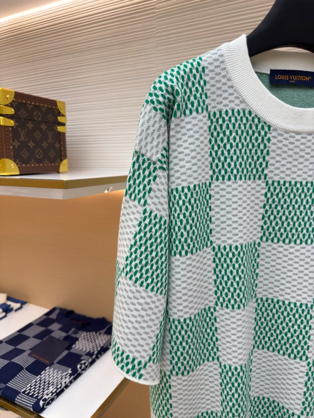 LOUIS VUITTON checkerboard woolen short sleeves ●Authentic product: Purchased and developed by 7989 ●Item No.: 1680122-A35 ●Fabric: combed cotton yarn ●Technology: Woolen ●Version: Fitted version ●Size: XS-S-M-L ●Description: 100% fully combed cotton yarn is used, and the fabric pieces are woven using a Stoll 14-needle ultra-fine machine imported from Germany worth 47W. It is woven at a parallel and even speed with reference to the original single-sided partial net bottom hanging wool structure. Each piece takes 270 minutes to weave. During weaving, 16 sand spits are used to alternately knit back and forth. The number of knitting rows on a single piece of front clothing is as high as 6352. The newly woven garment has a lot of knots. It requires pure manual thread picking and knot head inspection. Only after random inspection can seam picking and washing be carried out. The overall wiring is straight and delicate. The fabric is comfortable and soft, and the color is consistent with no color difference. It can be matched with the same style to create a fashionable look, and can be used in various occasions. Customized accessories, complete with three standards, the same style for men and women!